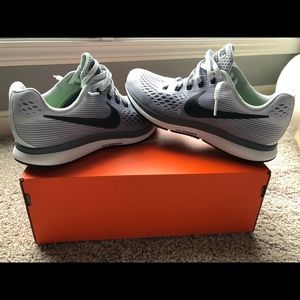 UNISEX NIKE TENNIS SHOES